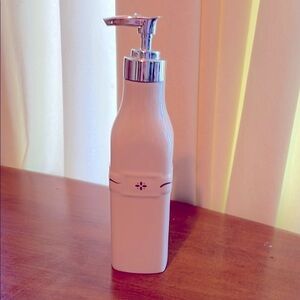 Elegant Longaberger Pottery Woven Traditions White Lotion Dispenser